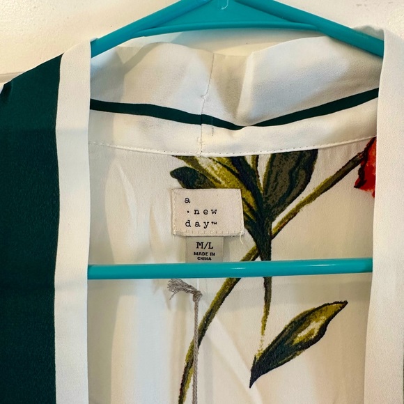 Women’s shear duster or cover up. - Picture 4 of 4